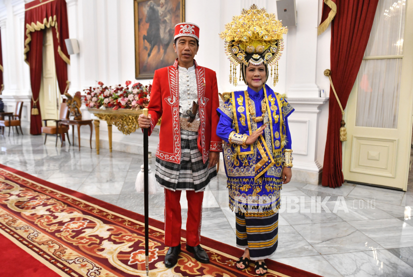 Presiden Joko Widodo (kiri) didampingi Ibu Negara Iriana Joko Widodo mengenakan baju adat Dolomani dari Buton pada Upacara Peringatan Detik-Detik Proklamasi Kemerdekaan ke-77 Republik Indonesia di Istana Merdeka, Jakarta, Rabu (17/8/2022). HUT ke-77 RI tersebut mengangkat tema Pulih Lebih Cepat, Bangkit Lebih Kuat. 