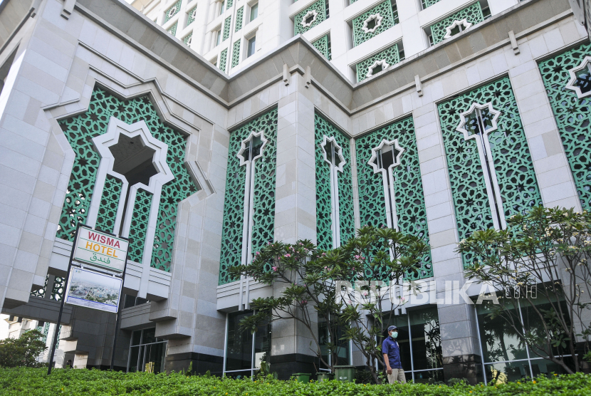 Petugas melintasi halaman depan gedung wisma Jakarta Islamic Centre (JIC), Koja, Jakarta Utara, Selasa (29/9/2020). Jakarta Islamic Center Terima Sapi Satu Ton dari Jokowi
