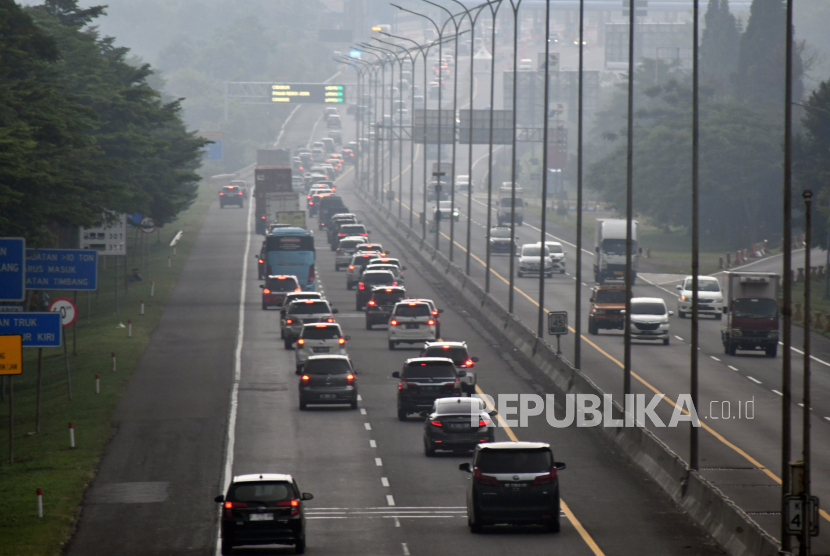 Sejumlah kendaraan melintas di jalan tol Jagorawi menuju gerbang tol Ciawi, Kabupaten Bogor, Jawa Barat. Seperti tahun lalu polisi melakukan pengalihan jalur dan rekayasa lalin jalur Puncak.