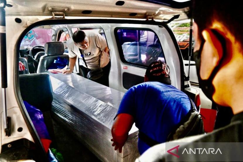 Menemukan pesan abadi korban helikopter jatuh di hutan Kalimantan.