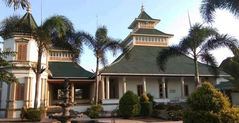  Masjid Agung Manonjaya Tasikmalaya, Bergaya Eropa dengan Atap Tumpang Tiga