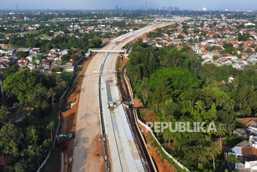 Foto udara suasana pengerjaan proyek pembangunan Tol Serpong-Cinere di Limo, Depok, Jawa Barat, Jumat (12/5/2023). 