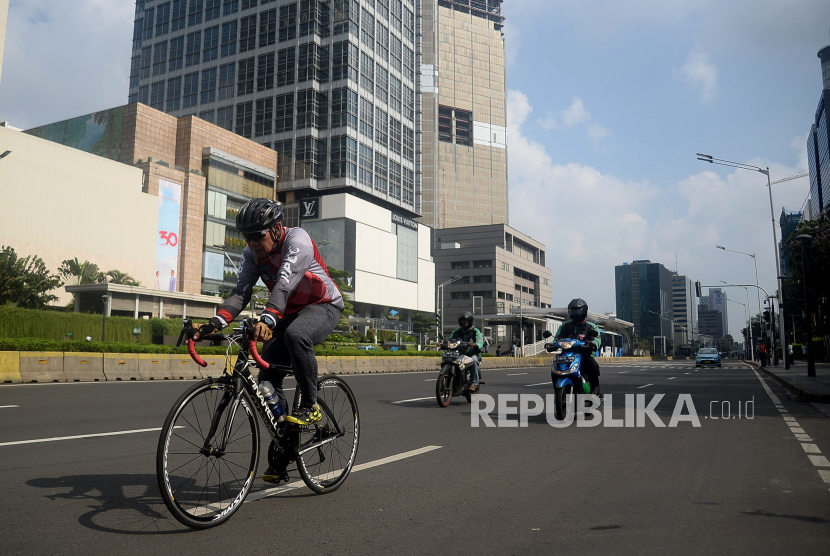Warga berolahraga di jalan MH Thamrin di Jakarta, Ahad (15/3). Sejak 21 Juni, Pemprov DKI Jakarta kembali membolehkan masyarakat berolahraga saat CFD. Masyarakat namun harus mempratikkan protokol kesehatan ketat saat berolahraga di luar ruangan.