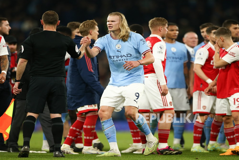 Erling Haaland dan rekan-rekannya merayakan keberhasilan City mengalahkan Arsenal, Kamis (274/2023). 