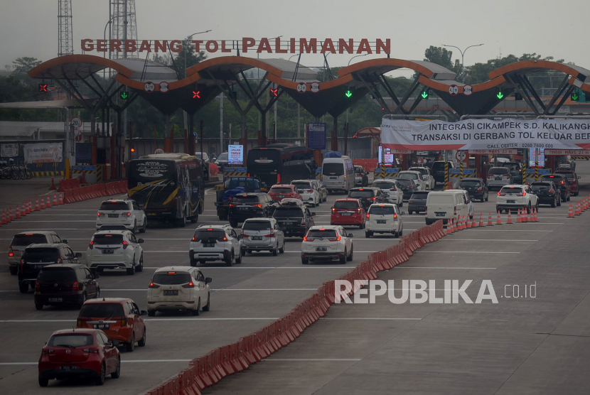 Pemudik memperlambat laju kendaraanya saat melintasi gerbang tol Palimanan, Jawa Barat, Rabu (27/4/2022). 
