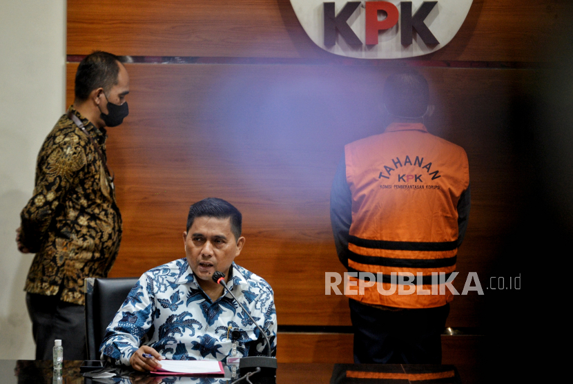 Deputi Penindakan KPK Karyoto menyampaikan keterangan saat konferensi pers penahanan di gedung KPK, Jakarta, Jumat (12/8/2022).