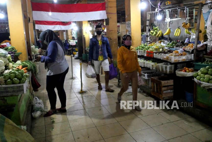 Warga membeli sembako di Pasar Beringharjo, Yogyakarta, Ahad (4/7). Pasar Beringharjo menutup operasional untuk pedagang nonsembako. Hal ini dilakukan mengikuti aturan PPKM Darurat Jawa-Bali. Dan ini berlaku hingga 20 Juli mendatang untuk menekan penyebaran Covid-19.