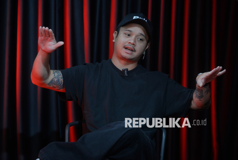 Pemain film Derby Romero saat berkunjung ke Kantor Republika, Jakarta, Selasa (31/3/2026). Derby menanggapi diberlakukannya PP Tunas (Peraturan Pemerintah Nomor 17 Tahun 2025) yang mewajibkan platform digital melindungi anak-anak dengan membatasi akses sesuai usia, memverifikasi data, dan menyaring konten berbahaya. 