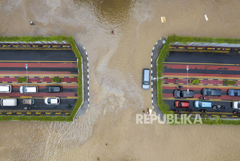 Sejumlah mobil melintasi terowongan (underpass) saat terjadi banjir di Jalan Angkasa, Jakarta Pusat, Kamis (2/1/2020). Berdasarkan data Badan Nasional Penanggulangan Bencana (BNPB) per 2 Januari 2020, terdapat 63 titik banjir di wilayah DKI Jakarta. 