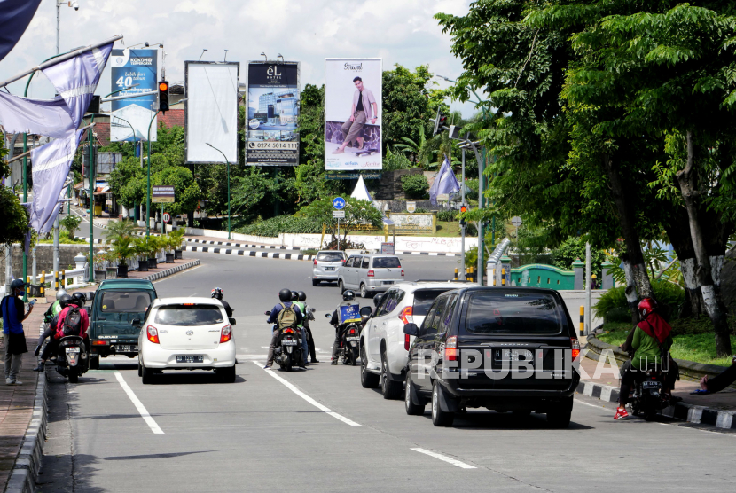 Lalu-lintas jalan protokol di Yogyakarta, Selasa (7/4). Lalu-lintas jalan di  Kota Pelajar saat pandemi covid19 lebih ramai dibandingkan dengan pekan lalu