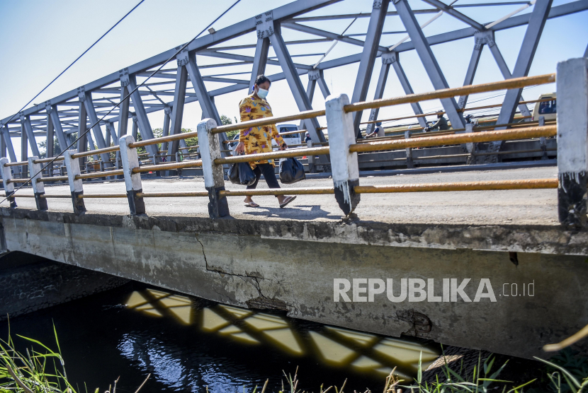 Pemerintah Provinsi Jawa Barat (Pemprov Jabar) melalui Dinas Bina Marga dan Penataan Ruang (BMPR) Jabar terus mematangkan proses pembangunan fly over Terusan Buah Batu Bojongsoang dan Jembatan Lama Citarum Dayeuhkolot Kabupaten Bandung. (ilustrasi).