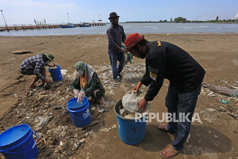 Pedagang dan pengelola wisata membersihkan sampah di Pantai Balongan Indah, Indramayu, Jawa Barat, Selasa (3/8/2021). Aksi tersebut sebagai upaya menjaga kebersihan pantai wisata meski masih dalam masa Pemberlakukan Pembatasan Kegiatan Masyarakat (PPKM). 