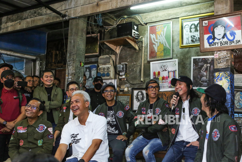 Personel grup musik Slank Abdee Negara (kedua kanan) bersama Bimbim (kanan), Ridho (ketiga kanan), Ivanka (ketiga kiri), capres  nomor urut 3 Ganjar Pranowo (kedua kiri) dan cawapres  Mahfud MD (kiri) menyampaikan pendapat saat deklarasi dukungan di jalan Potlot, Jakarta, Sabtu (20/1/2024). Deklarasi tersebut sebagai dukungan dari grup musik Slank untuk memenangkan pasangan Ganjar-Mahfud pada Pilpres 2024. 