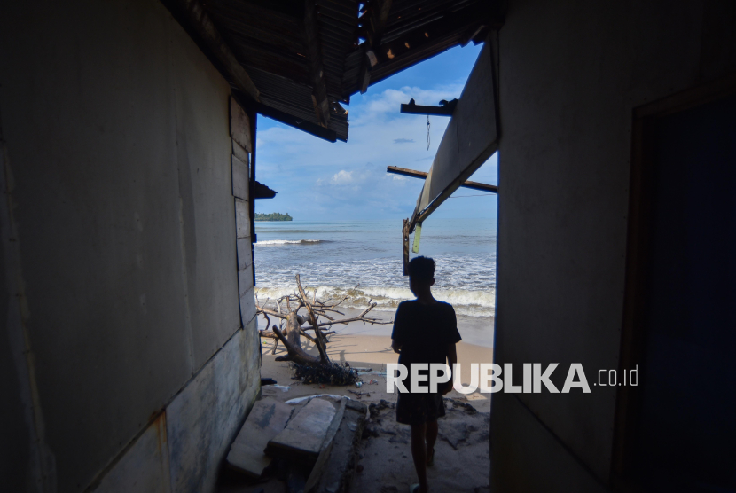 Gelombang Pasang Ancam Permukiman Warga di Pesisir Pantai Air Manis Padang