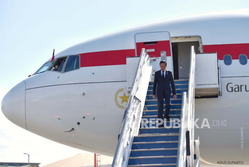 Presiden Joko Widodo (Jokowi) turun dari pesawat Garuda Indonesia-1.