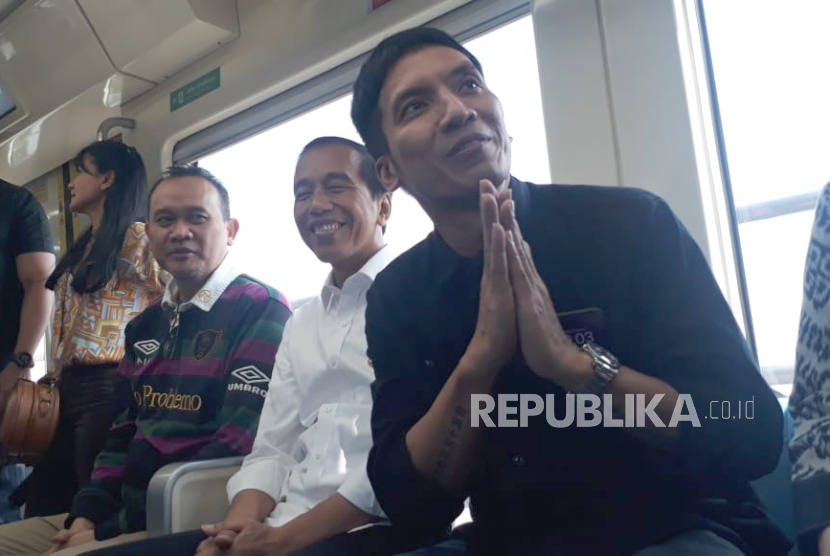 Presiden Jokowi saat menjajal LRT dari Stasiun Jatimulya, Kabupaten Bekasi, Kamis (10/8/2023).