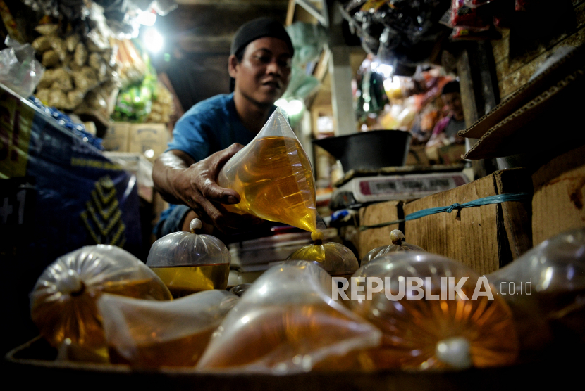 Pedagang mengemas minyak curah di lapaknya di Pasar Minggu, Jakarta, Rabu (29/6/2022). Para pengusaha mengusulkan agar tata kelola minyak goreng khusus untuk kepentingan kebijakan pemerintah dapat meniru model bisnis Pertamina yang mengurus Bahan Bakar Minyak (BBM).