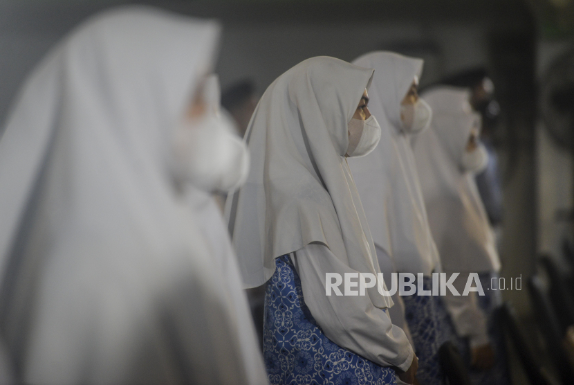 Negara memiliki kewajiban melindungi seluruh warganya, termasuk pelajar dan santri perempuan. Kasus pemerkosaan terhadap belasan santri di Bandung, Jabar, yang dilakukan gurunya sendiri membuat wacana hukuman kebiri bagi pelaku kejahatan seksual kembali mengemuka.