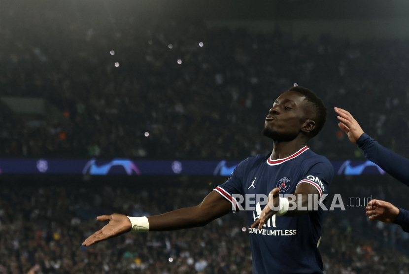 Pemain Paris Saint Germain Idrissa Gueye merayakan gol dengan rekan satu timnya pada pertandingan sepak bola grup A Liga Champions UEFA antara PSG dan Manchester City di stadion Parc des Princes di Paris, Prancis,Rabu (29/9) di hari WIB.