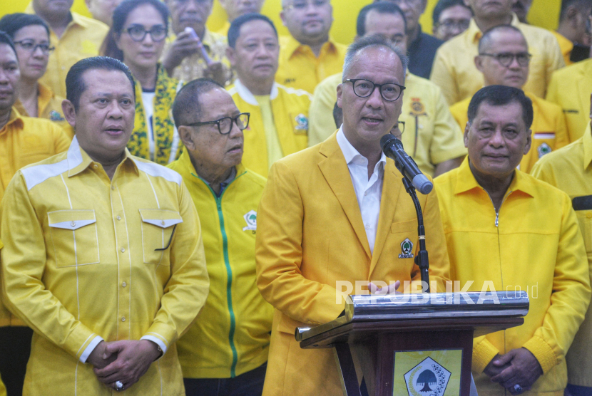 Plt Ketua Umum Partai Golkar Agus Gumiwang Kartasasmita didampingi jajaran pengurus memberikan keterangan pers usai Rapat Pleno Pengurus DPP Partai Golkar di Kantor DPP Partai Golkar, Jakarta, Selasa (13/8/2024). Rapat Pleno tersebut menetapkan Agus Gumiwang Kartasasmita sebagai Plt Ketua Umum Partai Golkar pengganti Airlangga Hartarto yang mengundurkan diri sebagai Ketua Umum Partai Golkar.