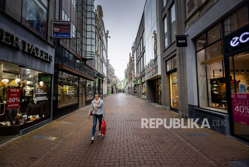  Pemandangan umum pusat ibu kota Belanda yang hampir sepi, Amsterdam, Belanda, 15 Desember 2020, sehari setelah Perdana Menteri Rutte mengumumkan penguncian baru. Di antaranya, kabinet menutup toko yang tidak penting dan meminta orang untuk tinggal di rumah sebanyak mungkin. 