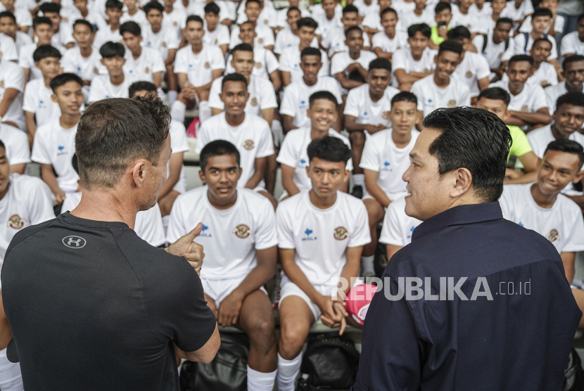 Ketua Umum PSSI Erick Thohir (kanan) dan Direktur Teknik Dennis Wise (kiri) menyampaikan arahan saat meninjau program Garuda Select di Stadion Madya, Senayan, Jakarta, Kamis (6/7/2023). 