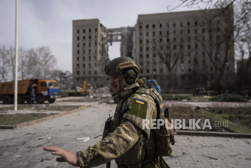  Seorang tentara Ukraina mengamankan daerah di sebelah markas pemerintah daerah Mykolaiv, Ukraina, setelah serangan Rusia, pada Selasa, 29 Maret 2022. Asisten Sekjen PBB menyebut Ukraina semakin tidak aman setiap harinya. Ilustrasi.