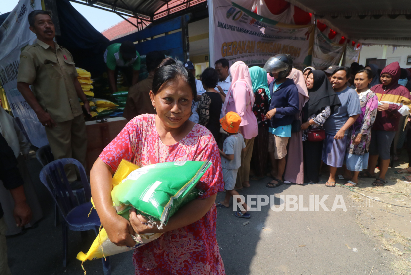 Warga antre membeli beras saat pasar murah gerakan Siap Jaga Harga Pasar (SIGAP) di Kediri, Jawa Timur. Pj Gubernur Jatim memastikan stok beras aman hingga enam bulan ke depan.