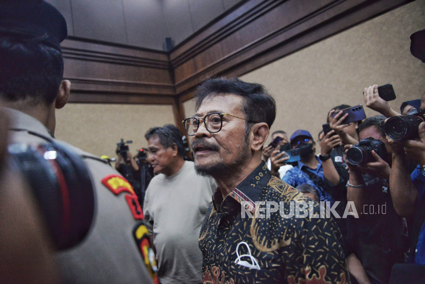 Terdakwa kasus dugaan pemerasan dan gratifikasi di Kementerian Pertanian Syahrul Yasin Limpo (SYL) bersiap untuk menjalani sidang dengan agenda pembacaan putusan di Pengadilan Tipikor, Jakarta, Kamis (11/7/2024). Majelis Hakim memvonis mantan Menteri Pertanian Syahrul Yasin Limpo dengan hukuman 10 tahun penjara dan denda Rp 300 juta subsider 4 bulan kurungan dalam tindak pidana pemerasan dan gratifikasi di lingkungan Kementerian Pertanian.