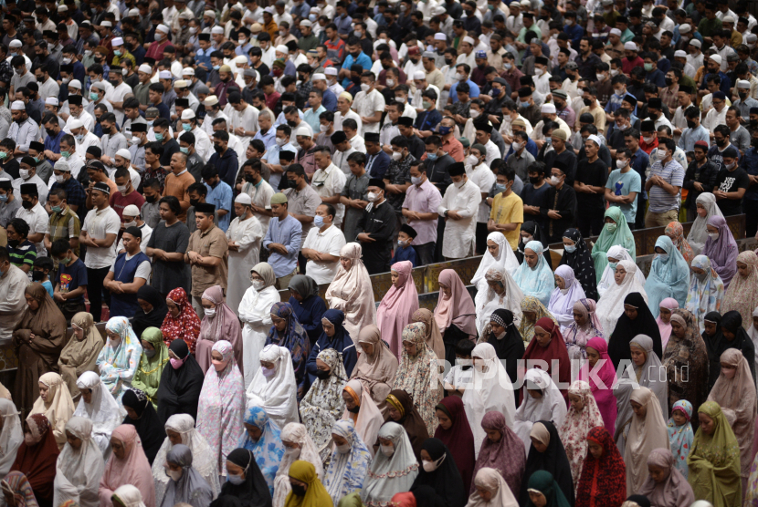 Jamaah melaksanakan ibadah shalat tarawih di Masjid Istiqlal, Jakarta, Sabtu (1/4). Masjid Istiqlal kembali mengadakan ibadah shalat tarawih dengan tetap menerapkan protokol kesehatan yang ketat. Pada pelaksanaan shalat tarawih pertama ini, pengelola masjid Istiqlal menyiapkan kapasitas untuk 100 ribu jamaah. Republika/Edwin Putranto