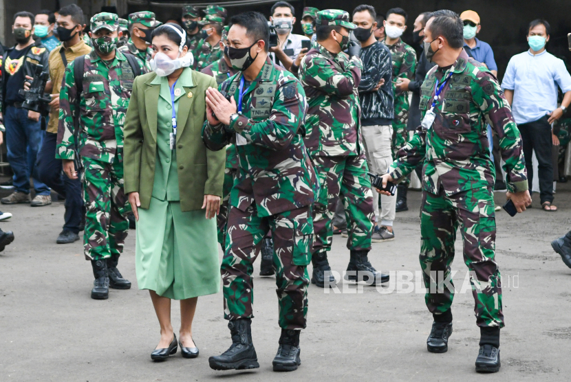 KSAD Jenderal TNI Andika Perkasa (ketiga kiri) didampingi istri 