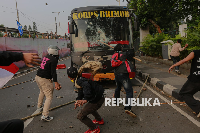 Sejumlah pengunjuk rasa merusak bus milik polisi saat melakukan aksi di kawasan Gedung DPR, Jakarta, Senin (25/8/2025).