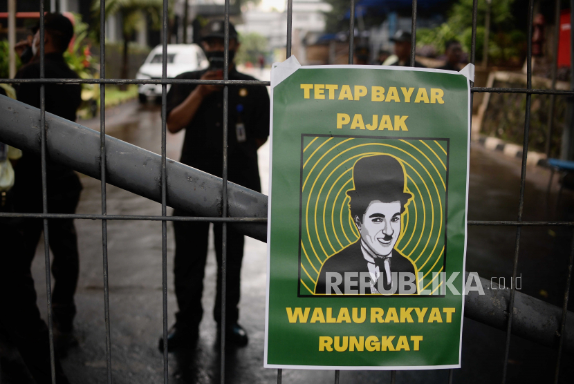 Salah satu poster yang ditempelkan pada pagar saat unjuk rasa di depan Kantor Direktorat Jenderal Pajak. KPK sebut ada dua perusahaan konsultan yang dimiliki pegawai Ditjen Pajak.