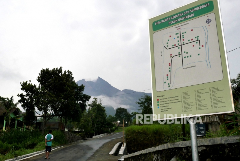 Peta wilayah rawan bencana Gunung Merapi dipasang di persimpangan Desa Balerante, Klaten, Jawa Tengah.
