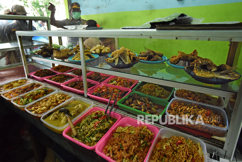 Di Warung Berbagi, pengunjung boleh makan apa saja, tak wajib bayar.