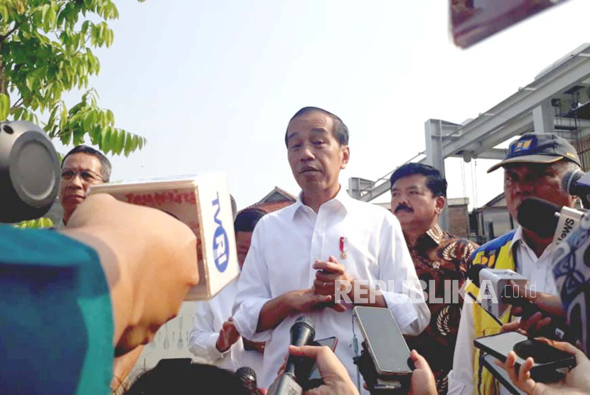 Presiden Jokowi saat meresmikan Sodetan Ciliwung di Inlet Sodetan Ciliwung, Jatinegara, Jakarta Timur, Senin (31/7/2023).