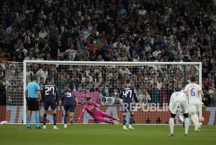  Karim Benzema dari Real Madrid, tidak terlihat, mencetak gol penalti ketiga timnya selama pertandingan semifinal Liga Champions, leg kedua, antara Real Madrid dan Manchester City di stadion Santiago Bernabeu di Madrid, Spanyol,  Kamis (5/5/2022) dini hari WIB.