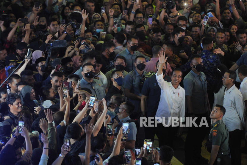 Presiden Joko Widodo menyapa warga saat mengunjungi Pasar Tanah Abang di Jakarta, Kamis (4/5/2023). 
