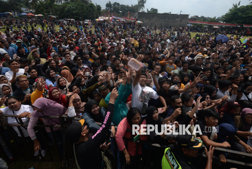 Keseruan Festival Durian Jatinom, Ribuan Durian Dibagikan Gratis untuk Warga