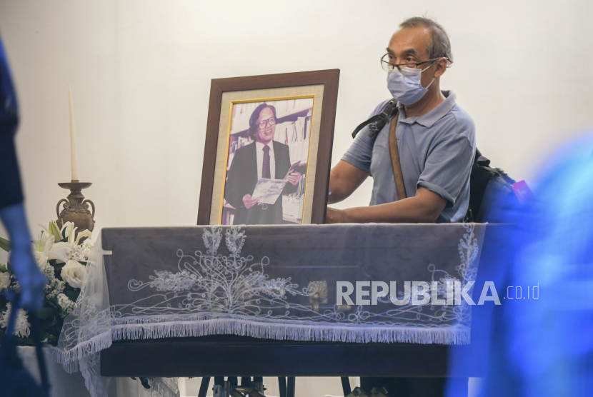 Kerabat berada di dekat peti jenazah almarhum pendiri Kompas Gramedia, Jakob Oetama di rumah duka Jalan Sriwijaya, Jakarta Selatan, Rabu (9/9/2020).