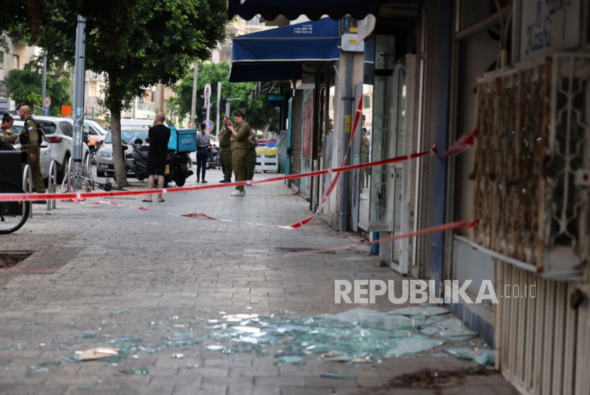 Polisi memeriksa kerusakan di lokasi ledakan yang diduga oleh Drone di Tel Aviv, Israel,Jumat (19/7/2024). Dikabarkan satu orang tewas dan delapan yang lain terluka dalam ledakan yang diduga disebabkan oleh serangan Drone. 