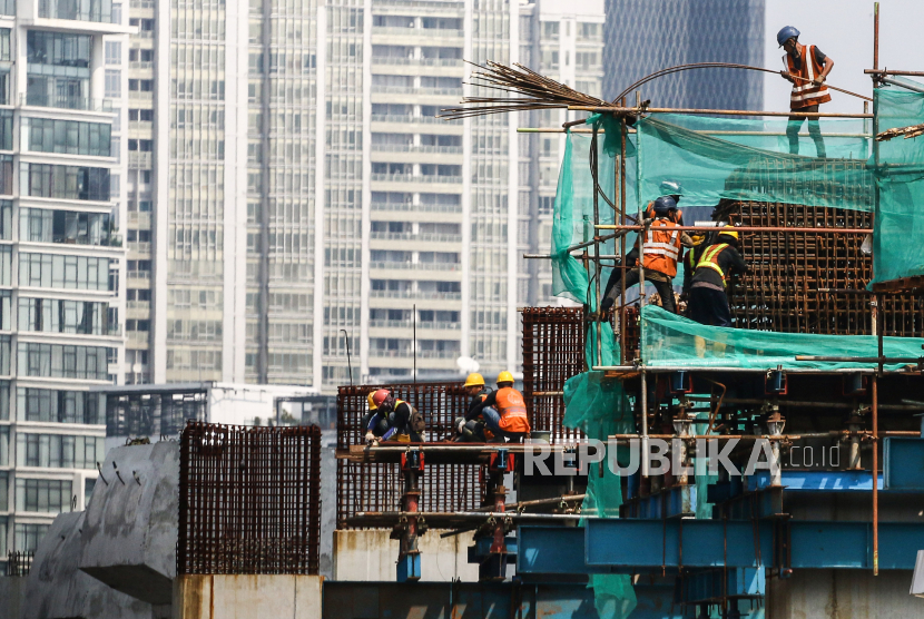 Pekerja menyelesaikan pembangunan proyek di Jakarta (ilustrasi). Kementerian Pekerjaan Umum dan Perumahan Rakyat (PUPR) optimistis kebutuhan baja akan meningkat. 