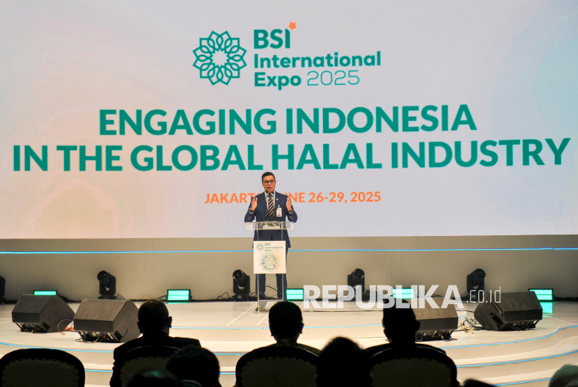 Direktur Utama PT Bank Syariah Indonesia Tbk. Anggoro Eko Cahyo menyampaikan sambutan saat membuka acara BSI International Expo 2025 di Jakarta International Convention Center, Jakarta, Kamis (26/6/2025). BSI International Expo 2025 yang digelar oleh Bank Syariah Indonesia bersama Danantara kali ini mengusung tema Engaging Indonesia in the Global Halal Industry yang menyajikan beragam pameran produk dari 330 pelaku UMKM binaan BSI, layanan haji umrah hingga pameran keuangan syariah yang diharapkan dapat memperkuat ekosistem ekonomi syariah menuju Indonesia Pemimpin Ekosistem Halal Global. Pameran tersebut berlangsung selama tiga hari pada 26-29 Juni mendatang.