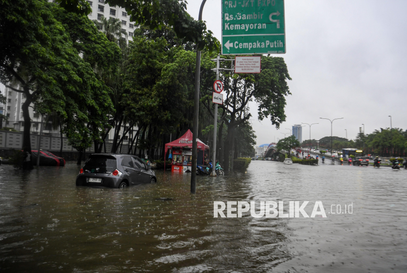 Puluhan Ruas Jalan di Jakarta Kebanjiran, Pramono: Satu Jam Pasti Surut