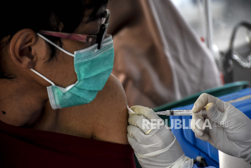 Vaksin Booster Gratis dan Berbayar Mulai Tersedia 12 Januari 2022. Vaksinator menyuntikkan vaksin Covid-19 ke warga di Taman Dewi Sartika, Jalan Wastukencana, Kota Bandung, Selasa (4/1). Pemerintah akan memulai vaksinasi Covid-19 dosis ketiga atau vaksinasi booster pada 12 Januari 2022 mendatang. Vaksinasi booster tersebut diberikan kepada 244 kabupaten/kota yang capaian vaksinasi telah memenuhi kriteria 70 persen dosis pertama dan 60 persen dosis kedua. Foto: Republika/Abdan Syakura