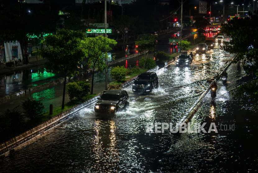 (ILUSTRASI) Sejumlah kendaraan melewati Jalan Kaligawe Raya, Semarang, Jawa Tengah, yang tergenang banjir pada Ahad (7/4/2024).