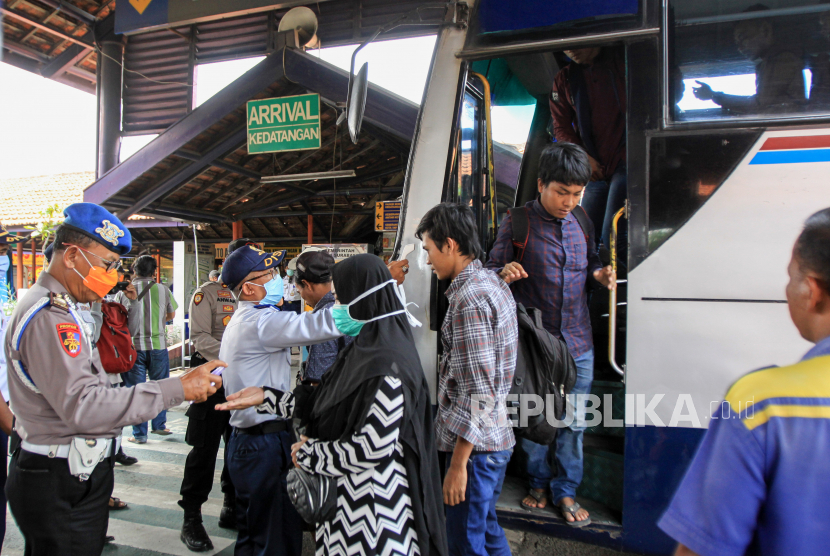 Sejumlah petugas memeriksa kesehatan penumpang saat tiba (ilustrasi). Pemerintah Kabupaten Sukabumi, Jawa Barat mewajibkan seluruh warga yang masuk ke kabupaten terluas di Pulau Jawa dan Bali ini untuk menjalani pemeriksaan kesehatan sebagai antisipasi penyebaran COVID-19.
