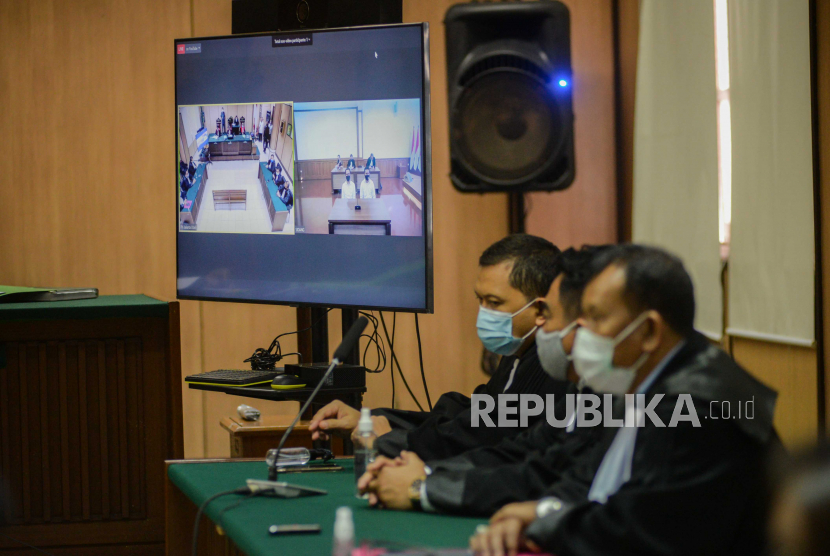 Suasana sidang putusan kasus penyiraman air keras terhadap penyidik Komisi Pemberantasan Korupsi (KPK) Novel Baswedan dengan terdakwa Rony Bugis dan Rahmat Kadir Mahulette yang dilaksanakan secara virtual di Pengadilan Negeri Jakarta Utara, Jakarta, Kamis (16/7).