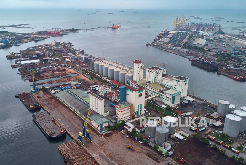 Foto udara aktifitas pelabuhan Tanjung Emas, Surabaya.