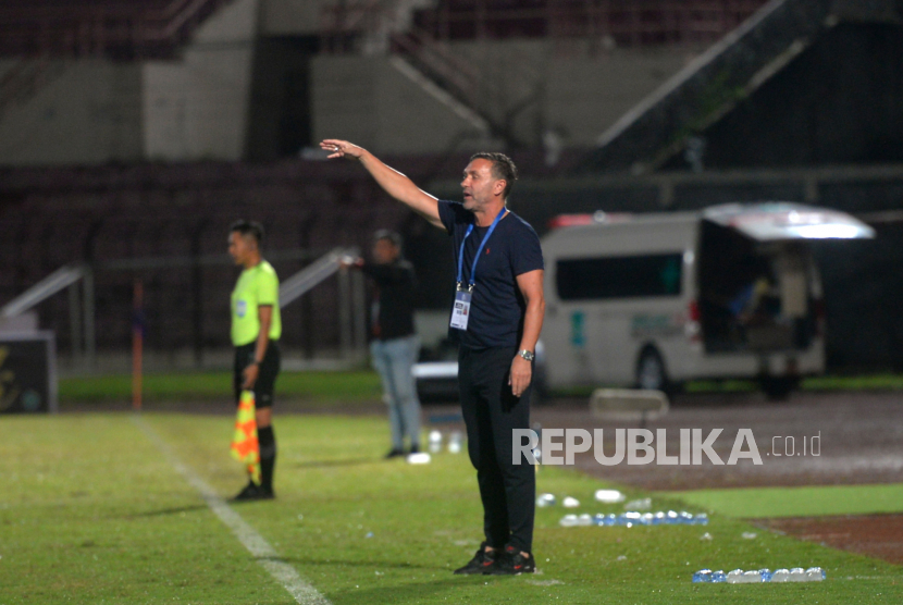 Pelatih Persija Jakarta, Thomas Doll memberikan instruksi saat melawan  Dewa United FC pada lanjutan pertandingan BRI Liga 1 di Stadion Sultan Agung, Bantul, Yogyakarta, Selasa (20/12/2022). Pada pertandingan Persija mengakhiri paceklik kemenangan usai mengalahkan Dewa United 3-2.